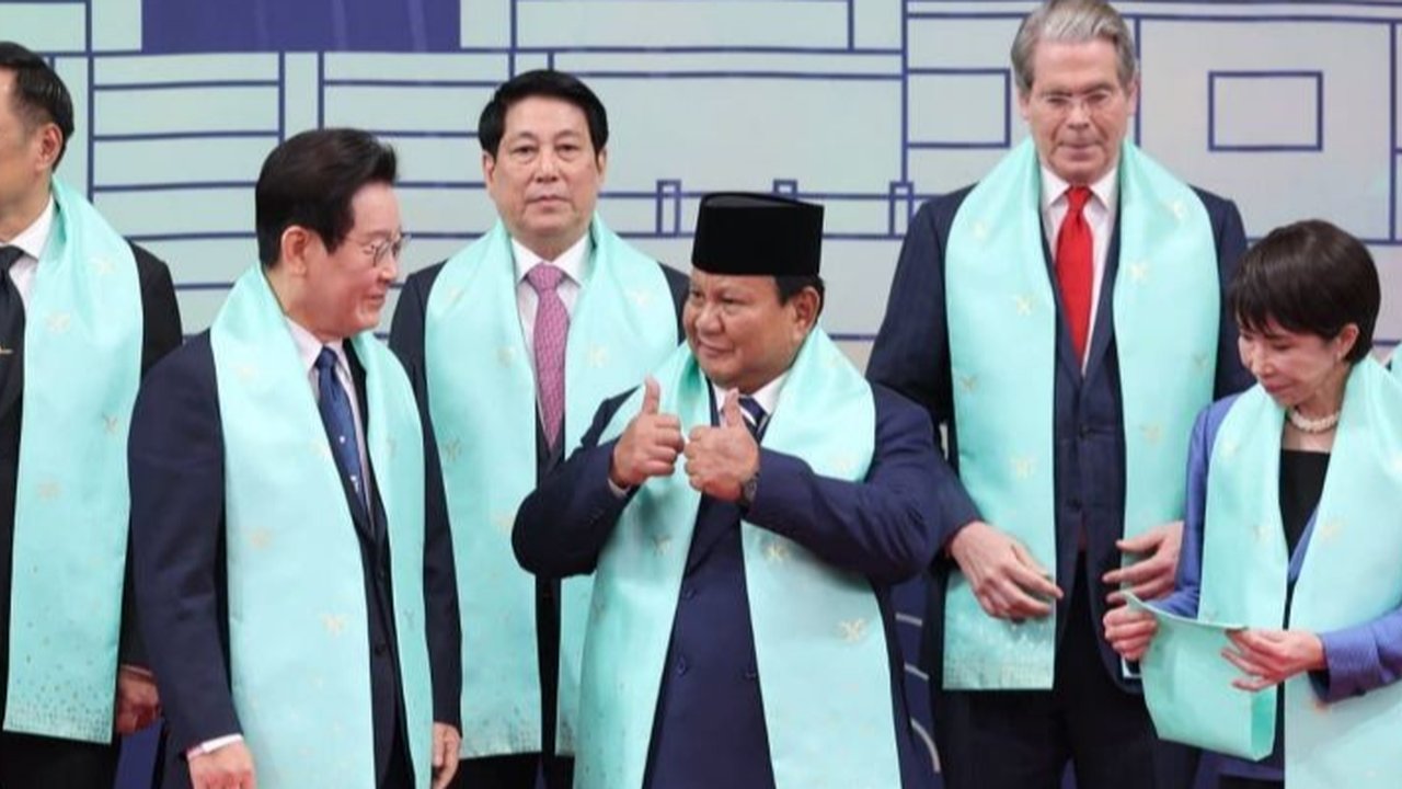 Presiden Prabowo Subianto mengungkapkan Indonesia diperkirakan merugi hingga 8 miliar dolar AS setiap tahun akibat Kerugian Judi Online. Temukan bagaimana pemerintah berupaya mengatasi dampak ekonomi serius ini.
