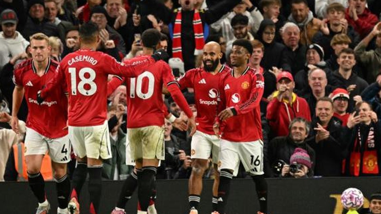 Gelandang Manchester United asal Kamerun #19, Bryan Mbeumo (2R), merayakan gol ketiga mereka untuk membawa timnya menang 3-0 dalam pertandingan Premier League Inggris antara Mancheste