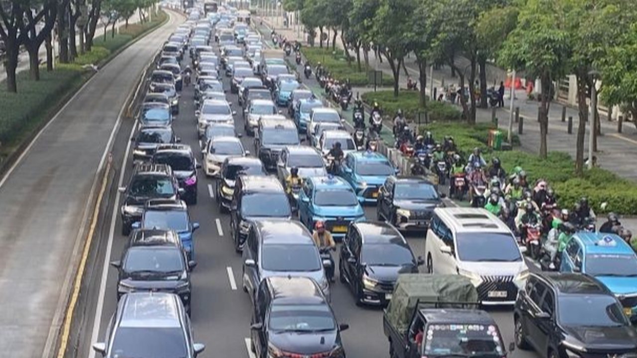 Kepadatan lalu lintas parah terjadi di sekitar Stadion GBK jelang Konser BLACKPINK GBK, membuat ribuan penggemar berjuang mencapai lokasi. Bagaimana situasi terkini di Senayan?