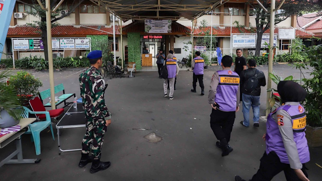 Petugas keamanan berjaga di pintu masuk SMAN 72 Jakarta, Senin (10/11/2025).
