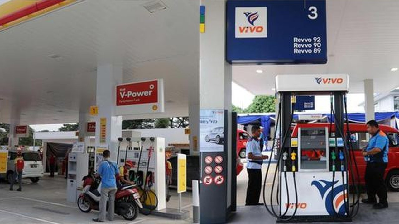 Petugas SPBU melayani pengisian BBM di SPBU Jakarta. Kenaikan harga BBM hari ini di SPBU Pertamina resmi berlaku. Bagaimana harga BBM di SPBU Shell, Vivo dan BP AKR?(Liputan6.com/AnggaYuniar)