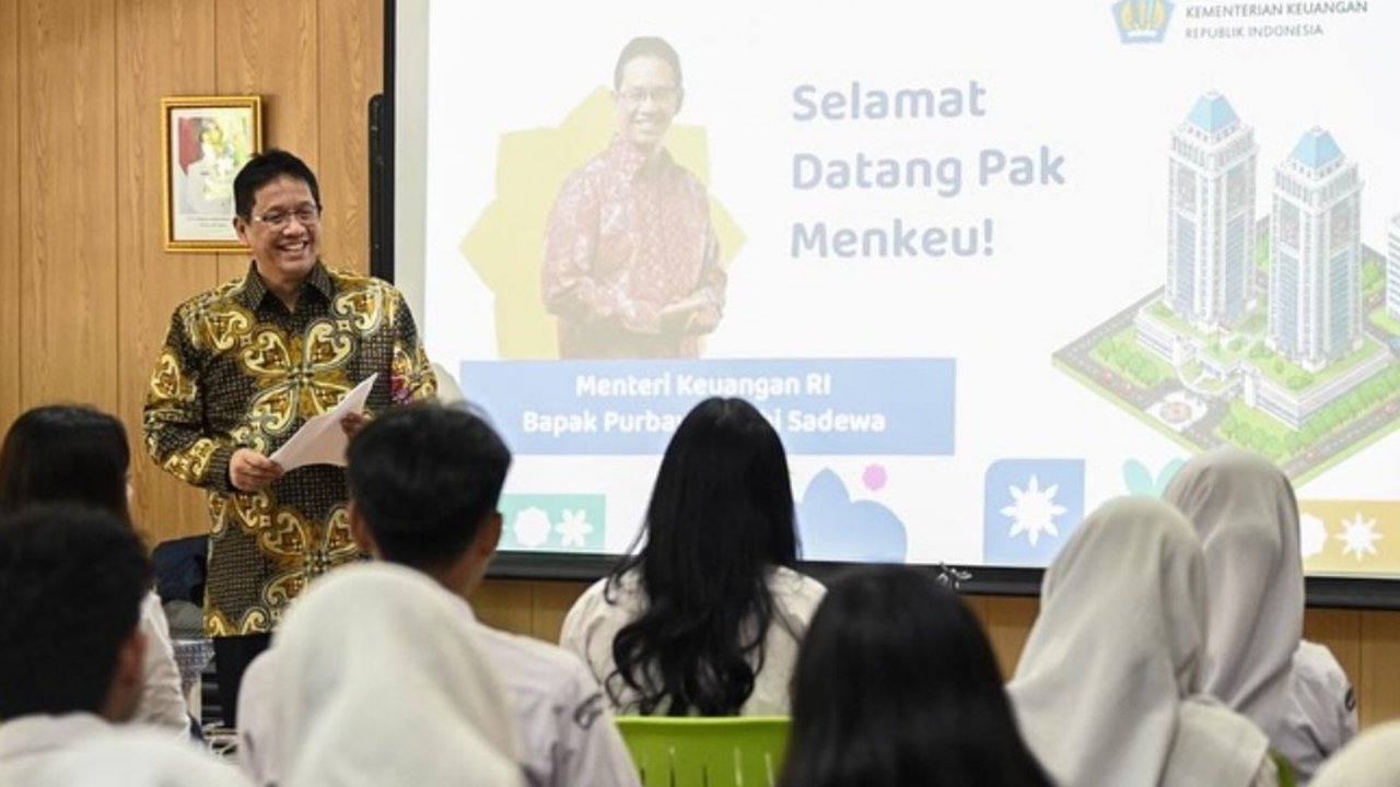 Peringati Hari Pahlawan, Menkeu Purbaya Jadi Guru dan Mengajar di SMAN 3 Jakarta
