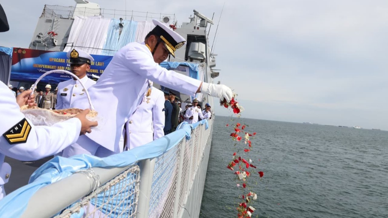 Kasal Laksamana TNI Muhammad Ali saat memimpin upacara peringatan Hari Pahlawan 2025 di atas KRI Brawijaya-320, Senin (10/11/2025).