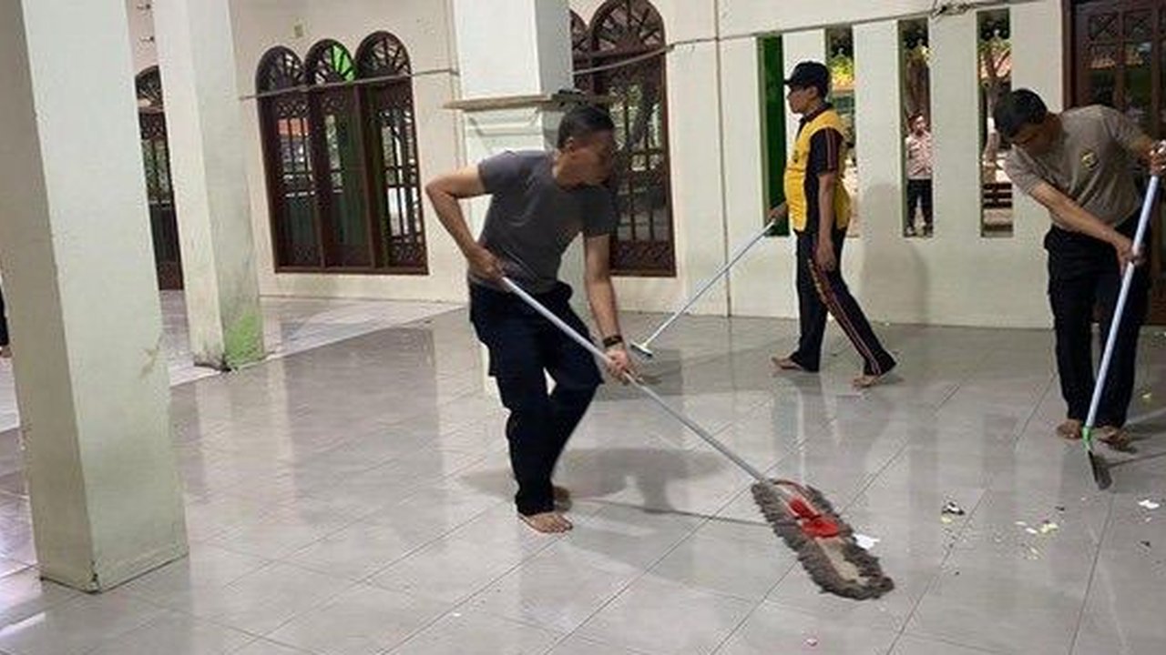 Pasca Olah TKP, Polres Metro Jakarta Utara Bersihkan Masjid SMAN 72 Kelapa Gading dan Hilangkan Traumatis Warga Sekolah