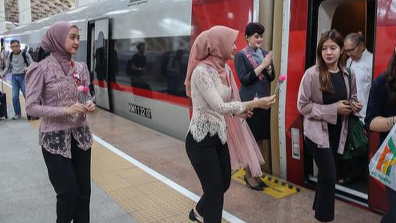Kereta cepat Jakarta-Bandung yang diberi nama 'Whoosh' terlihat setelah peresmiannya di stasiun Halim, Jakarta, 2 Oktober 2023. (Yasuyoshi CHIBA/AFP)