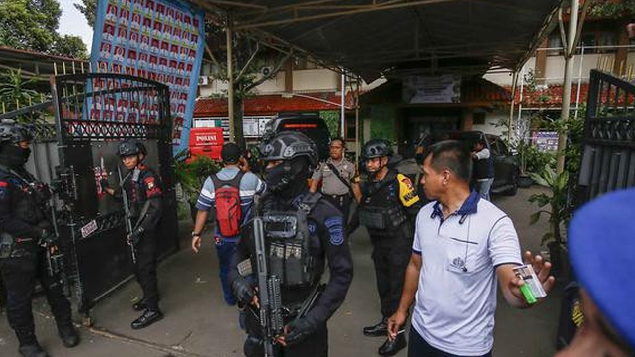 Petugas tim penjinak bom berjaga di pintu masuk SMAN 72 Jakarta pada 7 November 2025. Sebuah ledakan terjadi di SMAN 72 Jakarta di kawasan Kecamatan Kelapa Gading, Jakarta Utara, pada Jumat 7