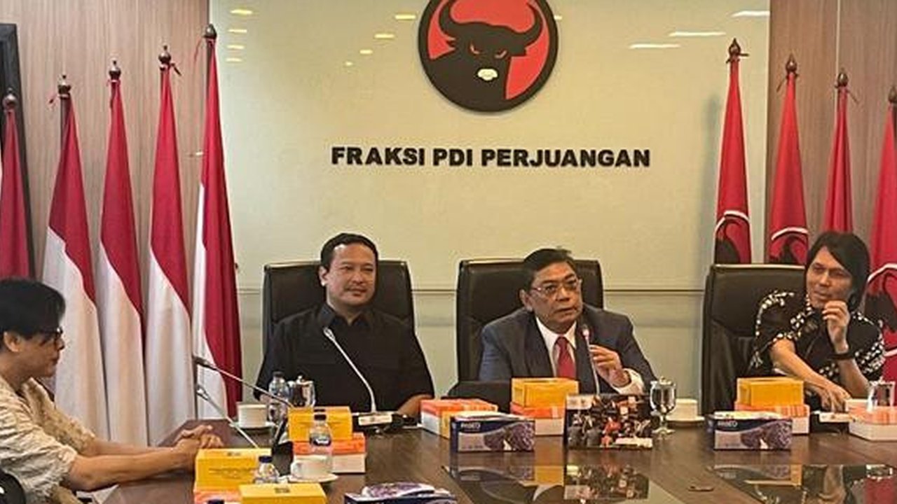 Pengurus Vibrasi Suara Indonesia (VISI) yang diwakili musisi Armand Maulana dan Nazril Irham atau Ariel NOAH melakukan audiensi dengan Fraksi PDIP DPR RI, Senin (10/11/2025) (Istimewa)