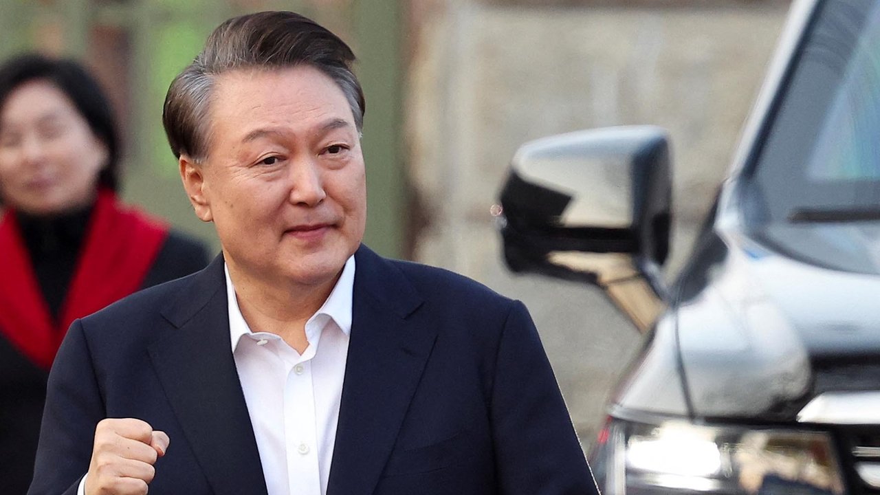 Presiden Korea Selatan yang dimakzulkan Yoon Suk Yeol memberi hormat  kepada pendukungnya usai  dibebaskan, di Uiwang, Korea Selatan, Sabtu (08/03/3035)