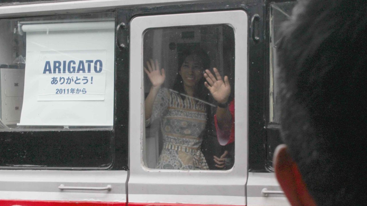 Penumpang KRL  menyaksikan kegiatan bertajuk “Arigato KRL” dalam rangka memperingati Hari Pahlawan di Stasiun Jakarta Kota, Selasa (11/11/2025)