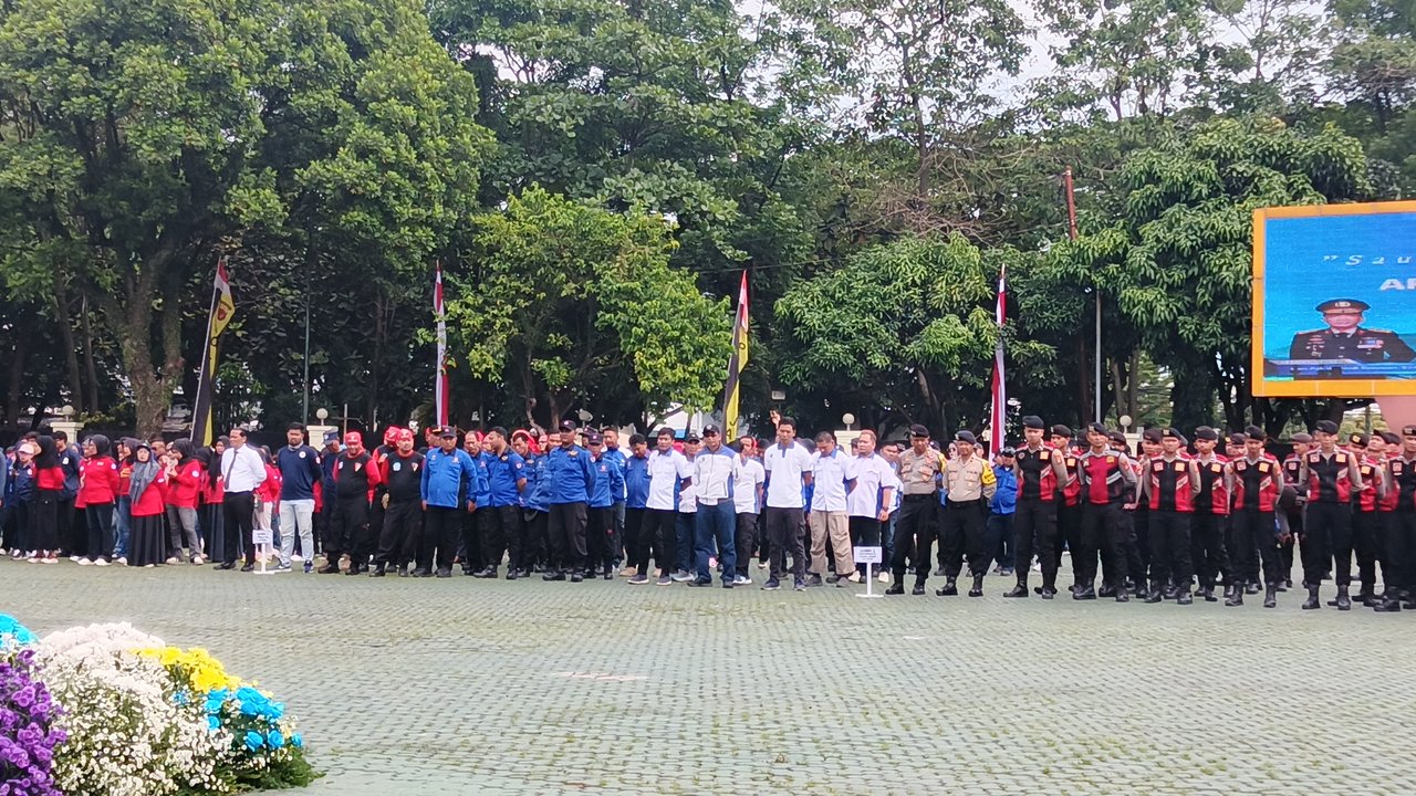 Polda Jawa Barat menggelar apel buruh Kamtibmas di Mapolda Jawa Barat, Jalan Soekarno-Hatta, Bandung, pada Selasa (11/10).