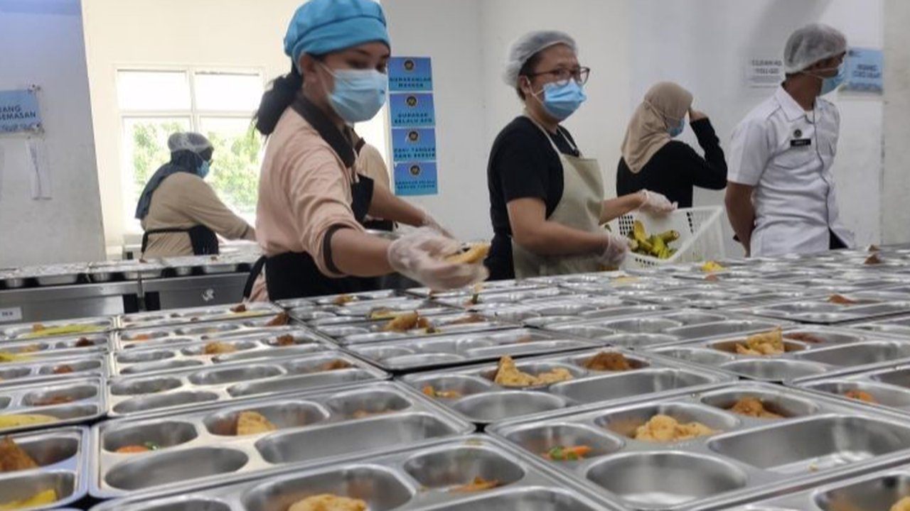 SPPG Meruya Selatan mengakui adanya uji organoleptik MBG sebelum didistribusikan, namun insiden keracunan 20 siswa tetap terjadi. Apa penyebabnya?