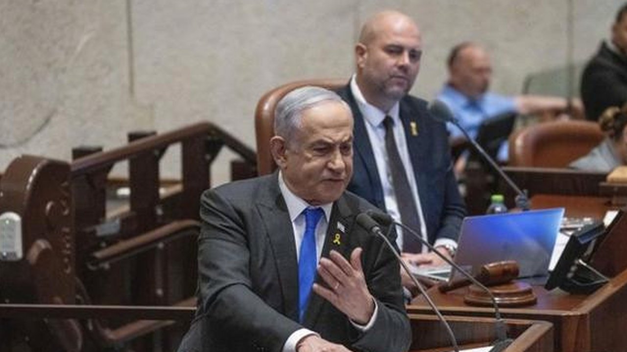 Perdana Menteri Israel Benjamin Netanyahu berbicara soal Palestina kepada anggota parlemen di Knesset, parlemen Israel, di Yerusalem, Rabu, 17 Juli 2024. (AP)