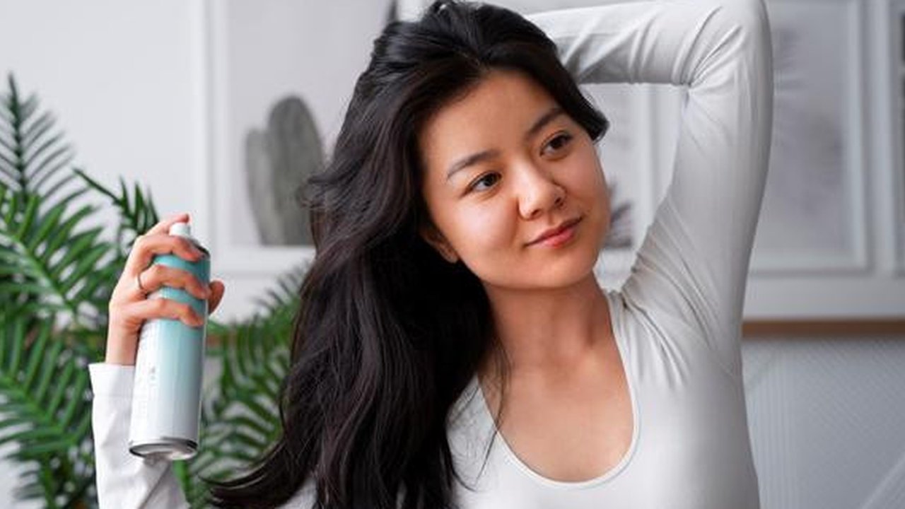 Biotin, atau dikenal juga sebagai vitamin B7, sudah lama jadi favorit dalam dunia perawatan rambut. Kandungan ini bekerja dari dalam akar untuk memperkuat folikel sekaligus meningkatkan elast
