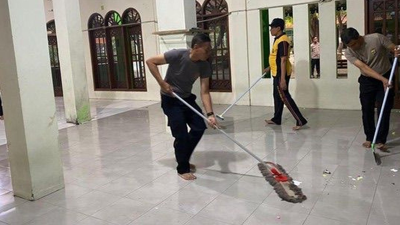 Petugas keamanan berjaga di pintu masuk SMAN 72 Jakarta, Senin (10/11/2025).