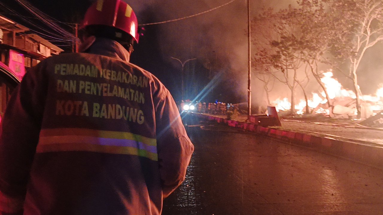 Belasan Jongko di Sukahaji Hangus Terbakar, 15 Mobil Damkar Dikerahkan
