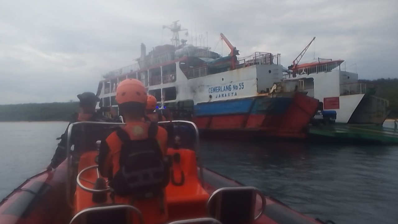 KMP Cemerlang 55 Kandas di Perairan Gilimanuk, 53 Penumpang Berhasil Dievakuasi