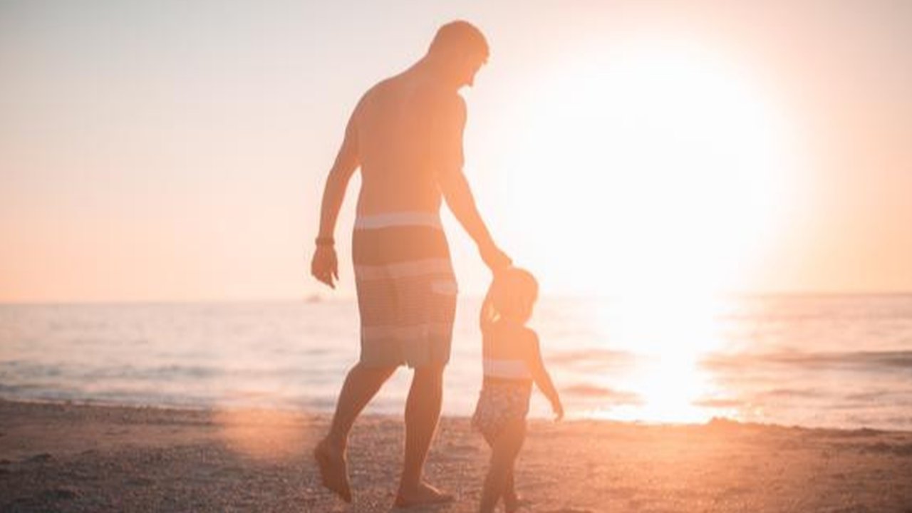 Anak perempuan yang digendong oleh ayahnya (Foto: Freepik/freepik).