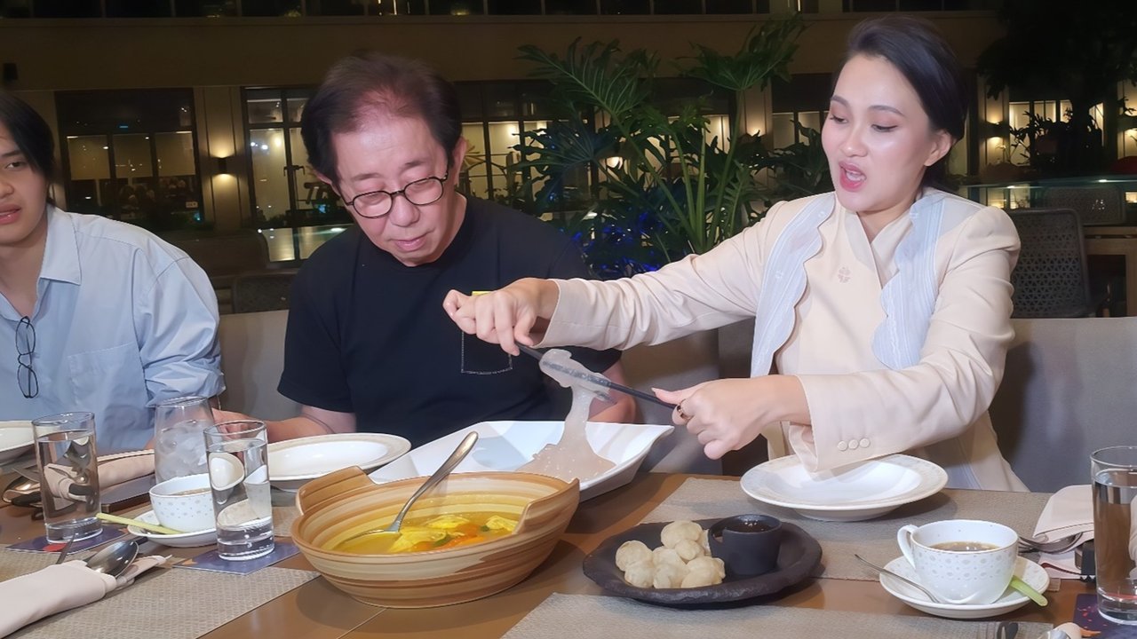 Direktur PT Industri Jamu Dan Farmasi Sido Muncul Tbk, Irwan Hidayat dan Gubernur Maluku Utara Sherly Tjoanda menikmati menu khas Indonesia Timur: Papeda Ikan Kuah Kuning dan Air Guraka di Hotel Tentrem Semarang.