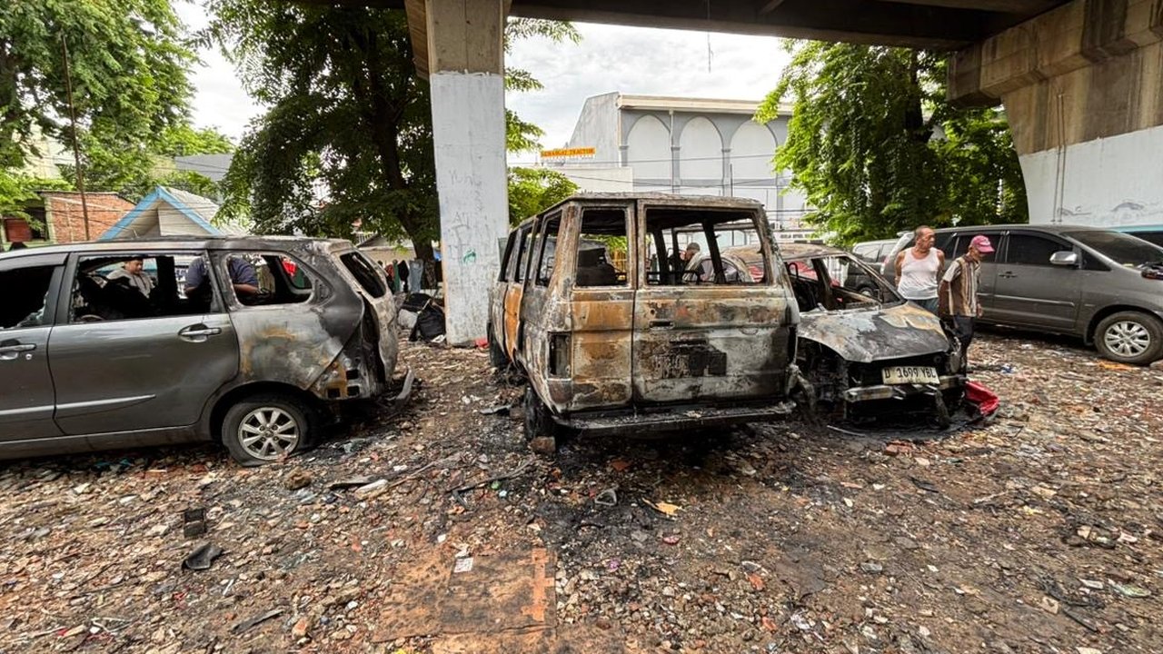 3 Mobil Hangus Terbakar di Kolong Rel Kereta Jakpus, 4 Saksi Diperiksa