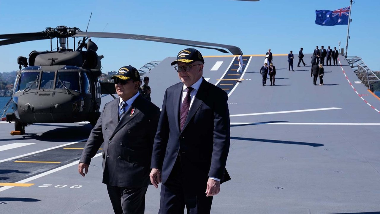 Presiden Prabowo Subianto dan Perdana Menteri Australia Anthony Albanese berjalan di dek kapal perang HMAS Canberra
