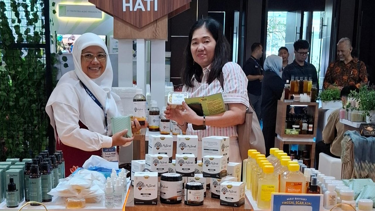 Cerita Perempuan Lulusan SMA, Sukses Budidaya Lebah dan Ubah Ekonomi Keluarga