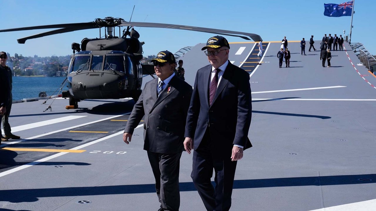 VIDEO: Gagah Prabowo Berkacamata Hitam di Atas Kapal Induk Australia HMAS Canberra