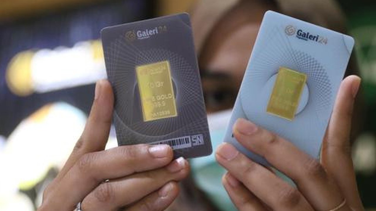 Pegawai menunjukkan emas batangan 24 karat di gerai Galeri 24, kawasan Kebayoran Baru, Jakarta, Kamis (5/8/2021). Harga emas yang dijual PT Aneka Tambang Tbk dijual lebih murah Rp 2.000 per g