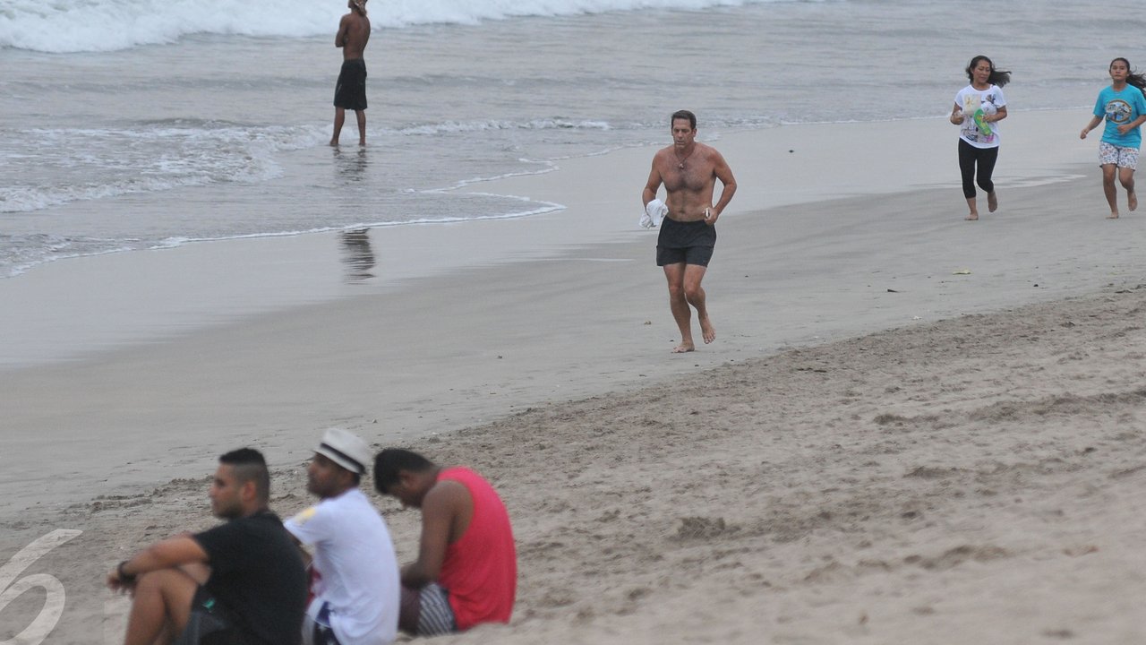 <p>Sejumlah wisatawan berolahraga di kawasan pesisir pantai Kuta, Bali, Kamis (27/8/2015). (Liputan6.com/Herman Zakharia)</p>