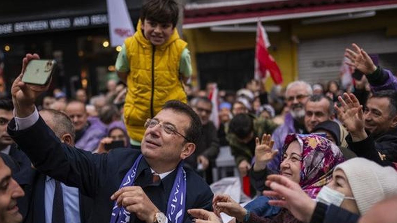 Wali Kota Istanbul Ekrem Imamoglu berfoto dengan para pendukungnya selama kampanye di Istanbul, Turki, Kamis, 21 Maret 2024. (Dok. AP/Francisco Seco)