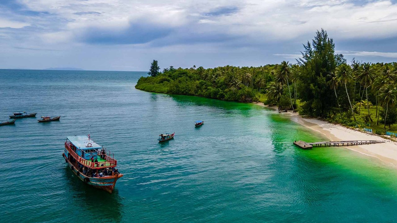 Foto udara  menunjukkan perahu nelayan di Pulau Panjang, yang pernah menjadi sengketa perbatasan antara Aceh dan Sumatera Utara, di Singkil, Provinsi Aceh Selatan, Rabu (12/11/2025).