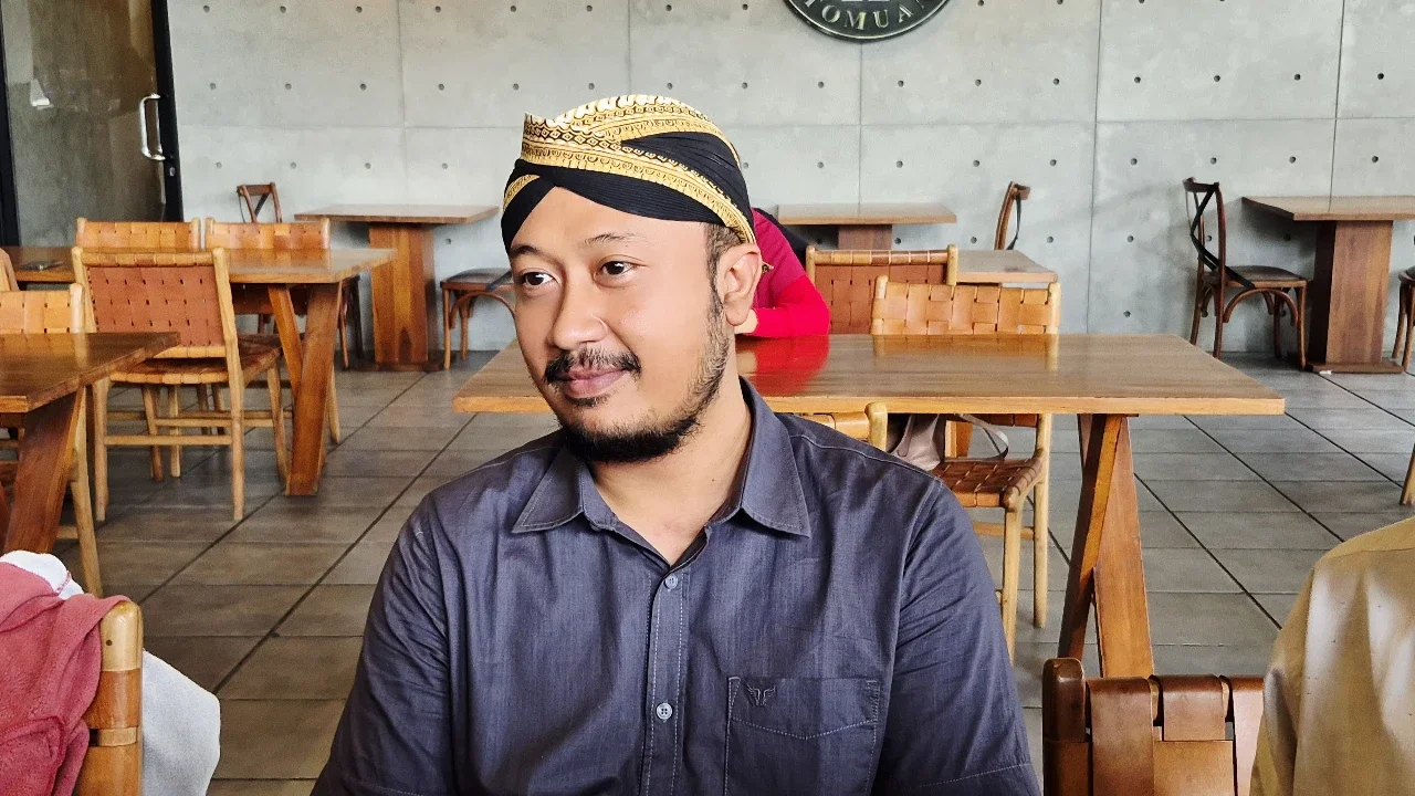 KGPH Hangabehi alias Mangkubumi dinobatkan menjadi Paku Buwono (PB) XIV