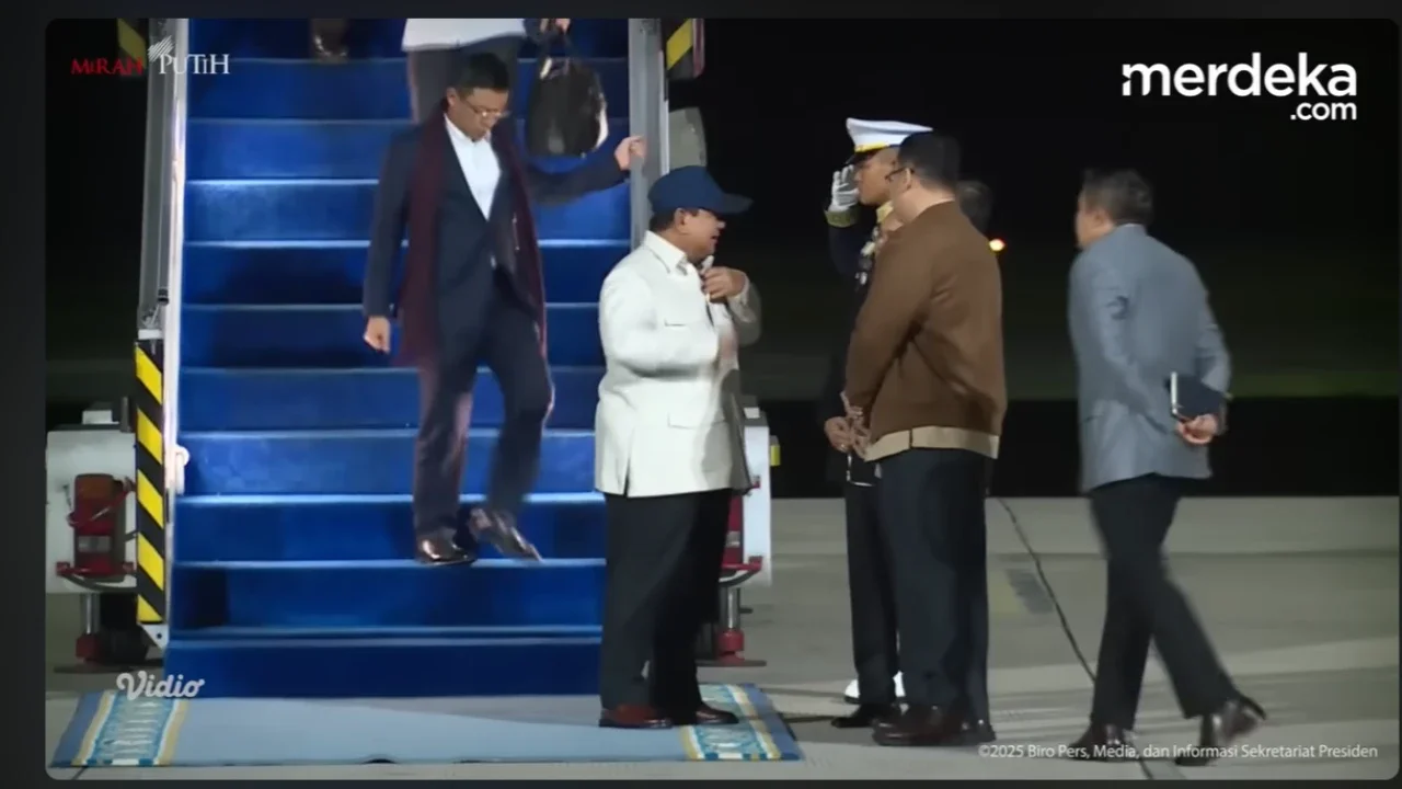 VIDEO: Momen Sugiono Lompat Kecil Hindari Injak Karpet saat Turun Pesawat RI 1 Bareng Prabowo