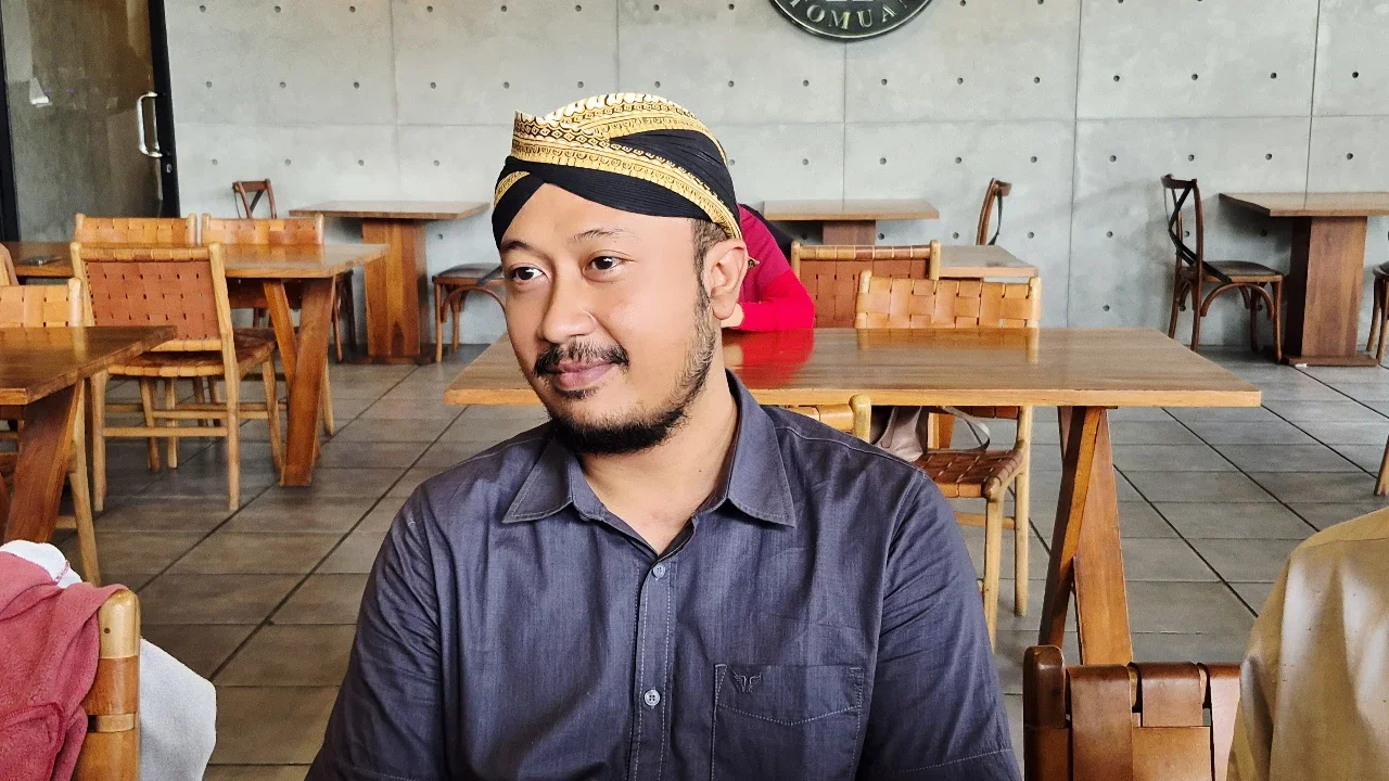 KGPH Hangabehi alias Mangkubumi dinobatkan menjadi Paku Buwono (PB) XIV