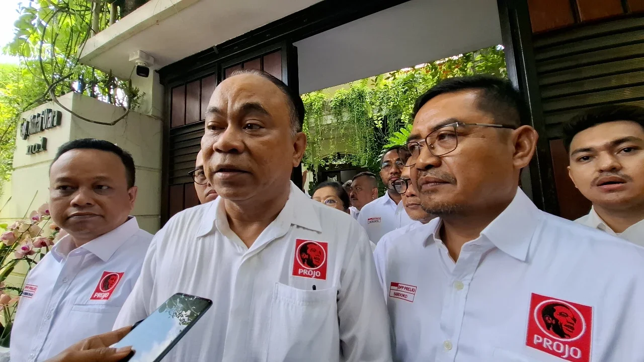 Mantan Menteri Koperasi Kabinet Merah Putih yang juga Ketua Umum (Ketum) Relawan Pro Jokowi (Projo) Budi Arie Setiadi, sowan ke kediaman pribadi Presiden ke-7 RI Joko Widodo atau Jokowi di Solo, Jumat (24/10/2025) (Liputan6.com/Fajar Abrori)