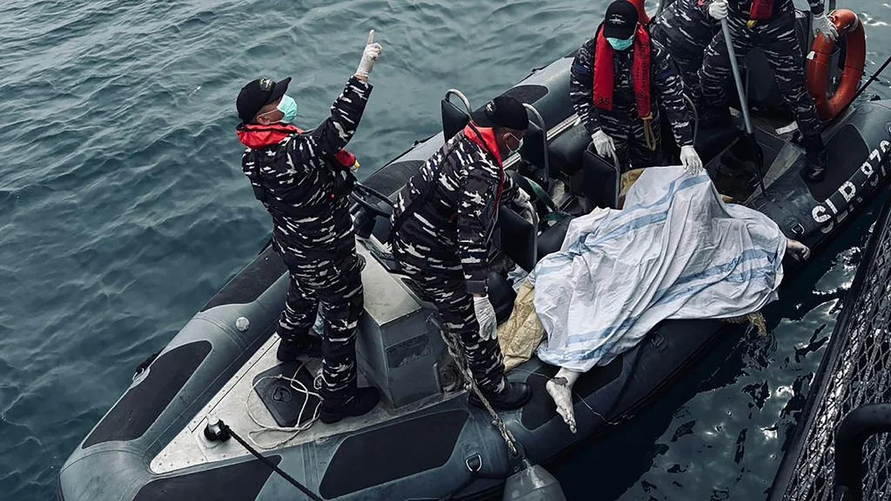 Prajurit TNI AL saat mengevakuasi temuan jenasah di perairan Teluk Balikpapan, Kalimantan Timur, Kamis (13/11/2025).