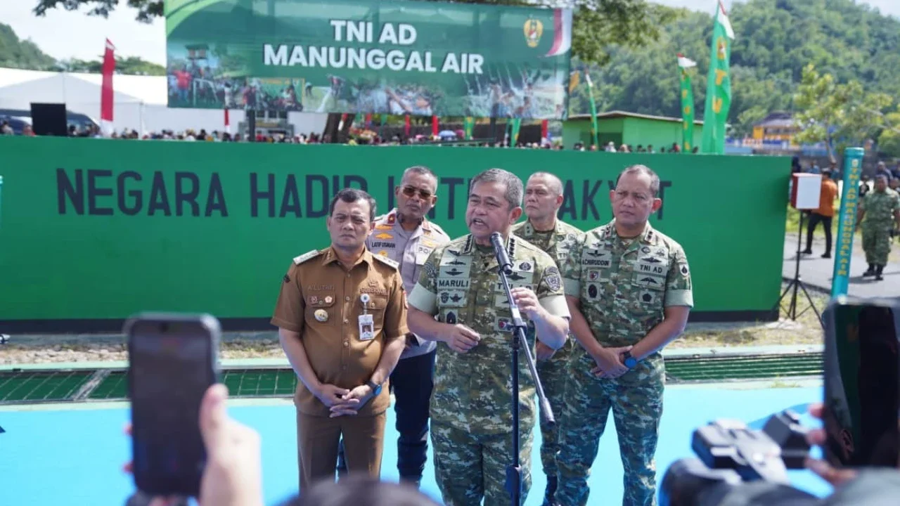 Kasad Jenderal TNI Maruli Simanjuntak  bersama Gubernur Jawa Tengah Ahmad Luthfi saat meresmikan instalasi pompa hidram di Kecamatan Rawalo, Kabupaten Banyumas, Jawa Tengah,  Kamis (13/11/2025).