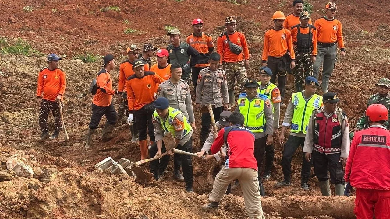 Tims Sar saat melakukan korban hilang musibah tanah longsor di Majenang, Cilacap, jawa Tengah, Jumat (14/22/2025).