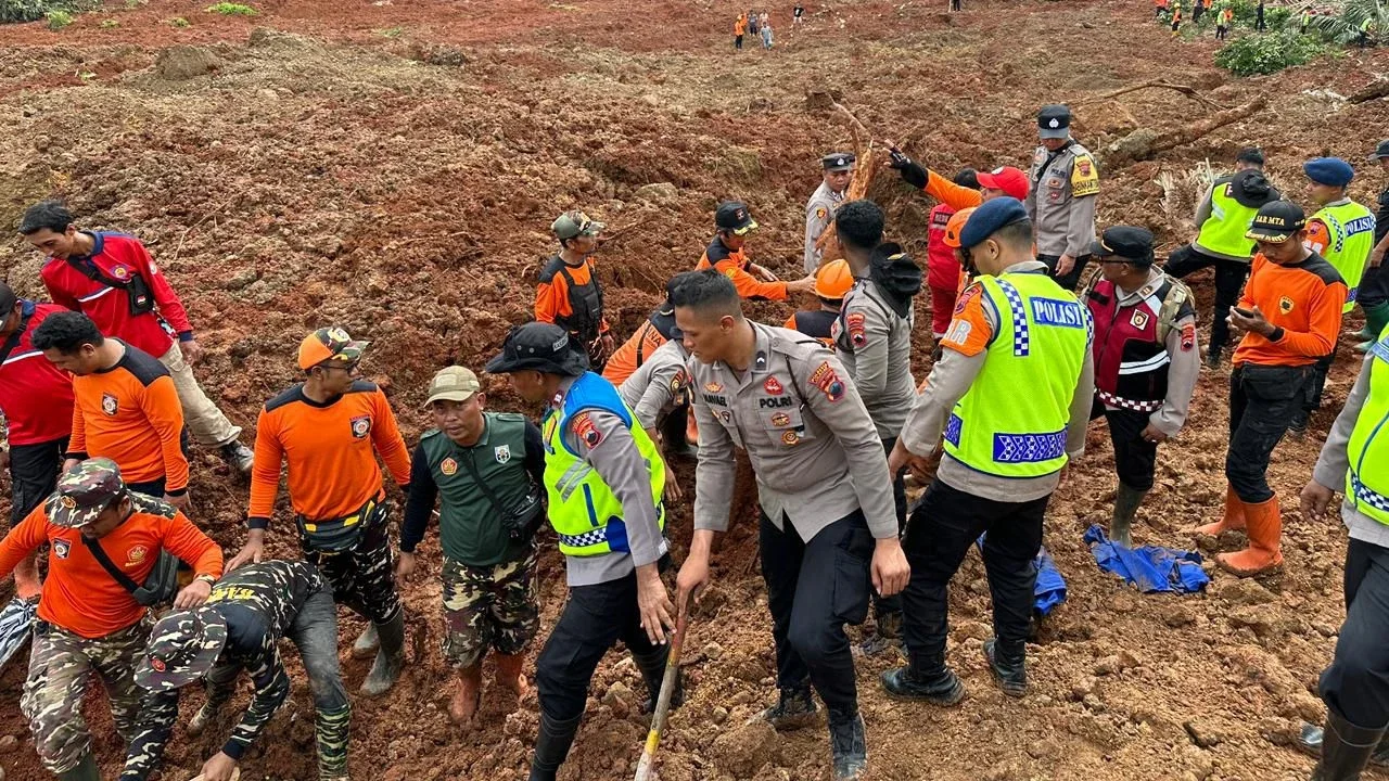 Polri Kerahkan 155 Personel, 4 Anjing Pelacak dan Perkuat Operasi SAR Longsor Cibeunying 21 Warga Tertimbun