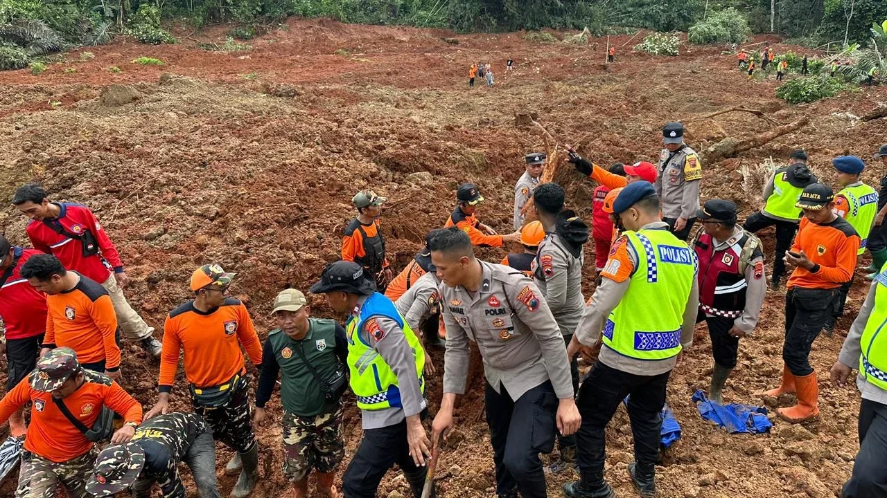 Tim K-9 Polda Jateng Diterjunkan Cari Korban Longsor di Cilacap