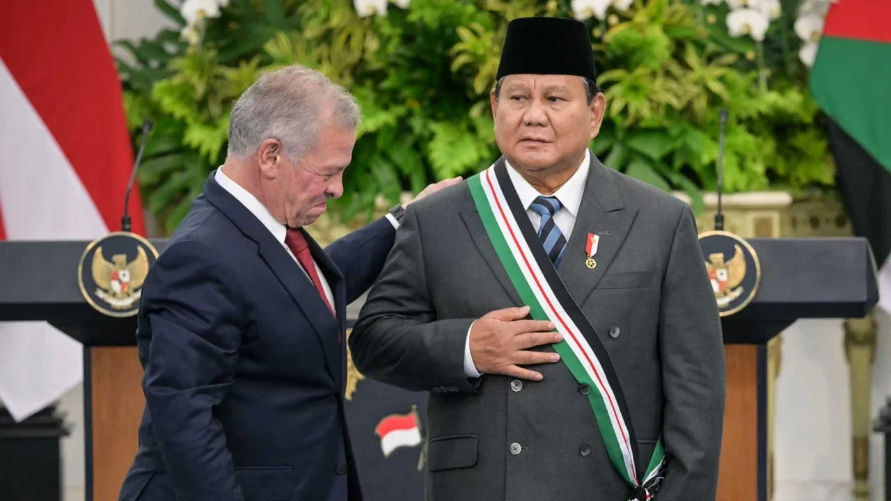 Raja Yordania Abdullah II menganugerahkan Bejeweled Grand Cordon Al-Nahda (Ordo Renaisans Yordania) kepada Presiden Prabowo Subianto di Istana Kepresidenan Jakarta, Jumat (14/11/2025).