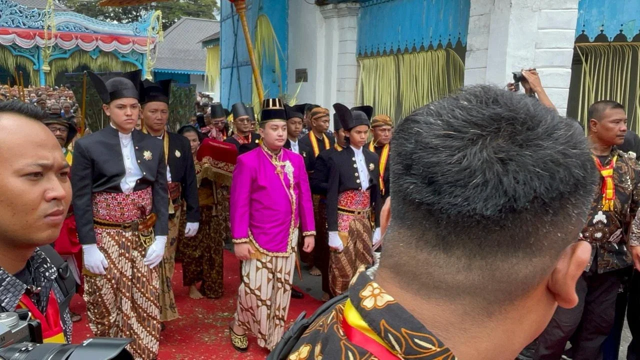 Prosesi Penobatan Raja Tetap Berlangsung di Tengah Dualisme Keraton Surakarta, Ini Penampakan KGPH Purbaya