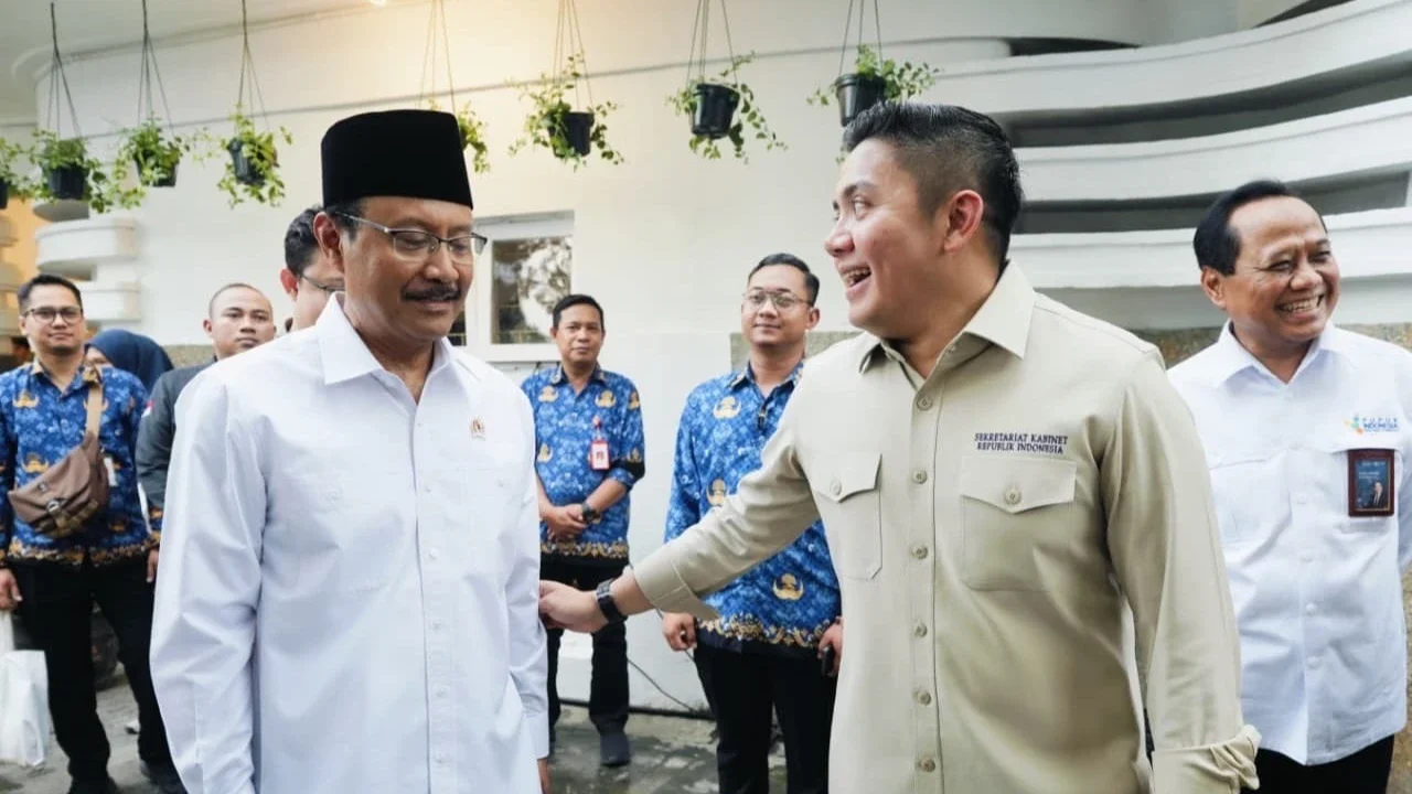 VIDEO: Gantian Seskab Teddy Ditelpon Mendadak Gus Ipul, Hadiri Rapat Kemensos-BPS