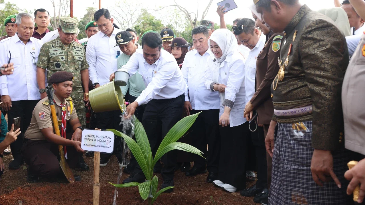 Percepat Hilirisasi Kelapa Nasional, Mentan Amran Launching Gerakan Menanam Lima Juta Kelapa di Selayar