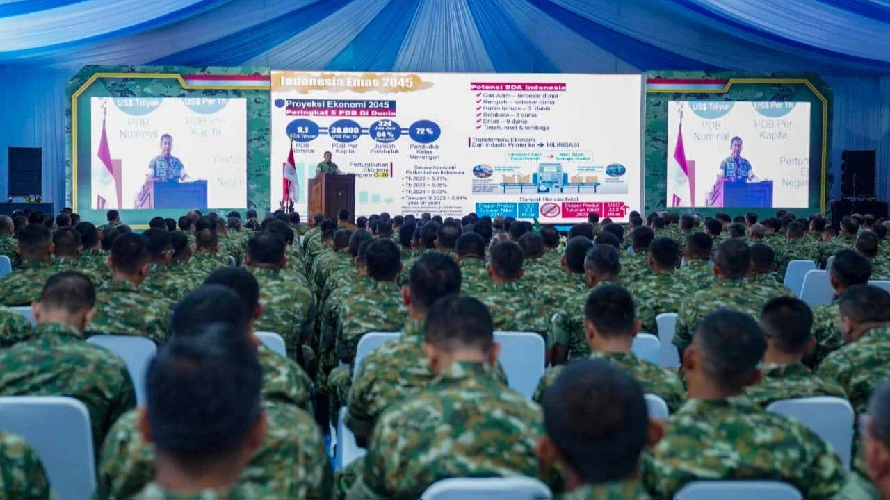 Kasad Jenderal TNI Maruli Simanjuntak saat menutup Apel Komandan Satuan Komando Kewilayahan (Dansatkowil) Terpusat Tahun 2025 di Banyumas, Jawa Tengah, Jumat (14/11/2025).