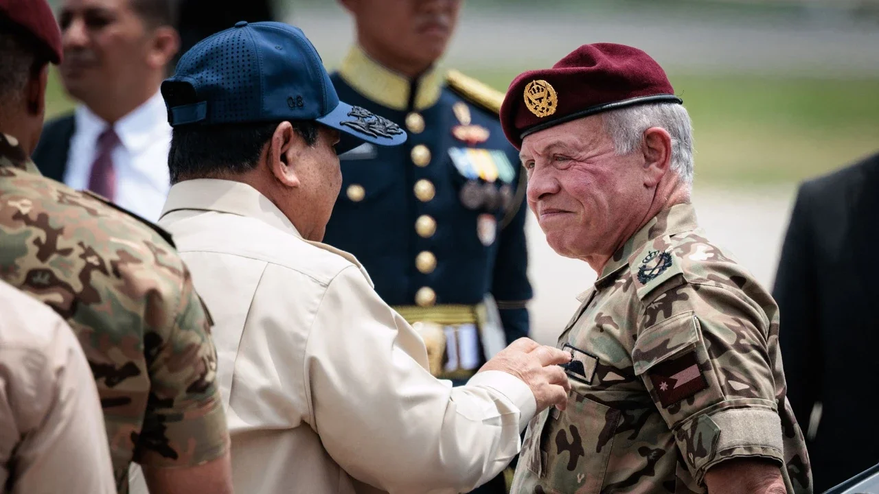 Presiden Prabowo Subianto berbincang dengan Raja Yordania Abdullah II di Pangkalan Angkatan Udara Halim Perdanakusuma di Jakarta,  Sabtu (15/ 11/ 2025).