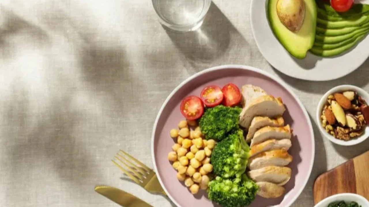 Ayo! Segera pilih makanan bernutrisi tinggi untuk mendukung kesehatan dan energi optimal kamu sepanjang hari dengan menerapkan strategi ini. (Foto dok: Freepik/stockking).