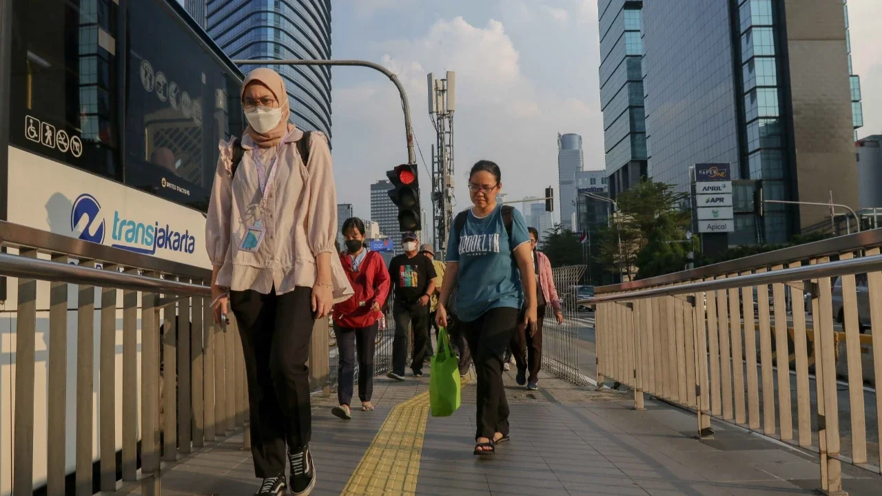 Pekerja berjalan kaki melangkah di sepanjang Jalan Jenderal Sudirman, Jakarta, Senin (10/6/2024). Pemprov DKI megharapkan warga berjalan kaki melalui tantangan 7.500 langkah per hari dan menggunakan transportasi umum selama 14 hari. Hal itu diharapkan dapat membantu kualitas udara Jakarta menjadi lebih baik.