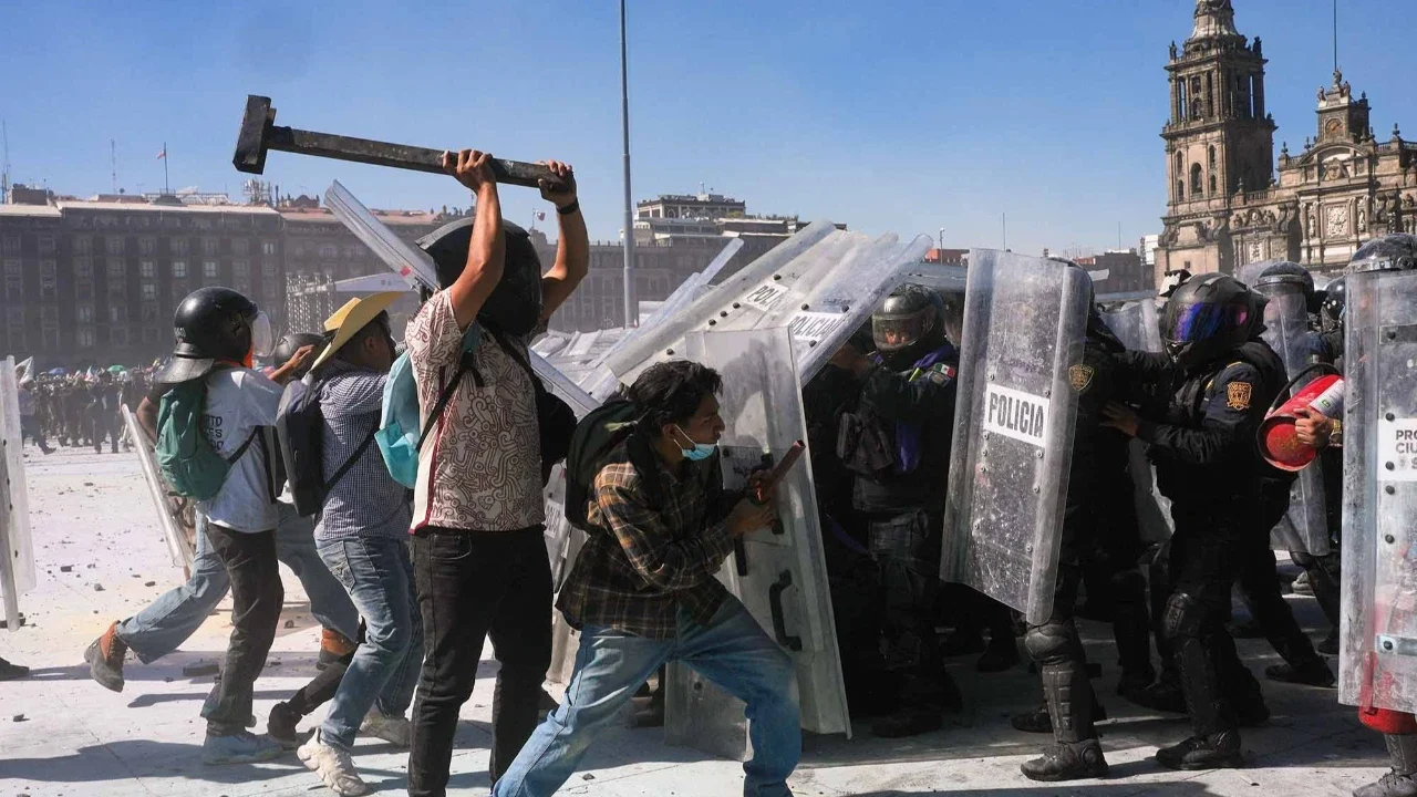 Para pengunjuk rasa menyerang polisi saat aksi ujuk rasa anti-pemerintah di Mexico City, Sabtu, (15/11/2025).