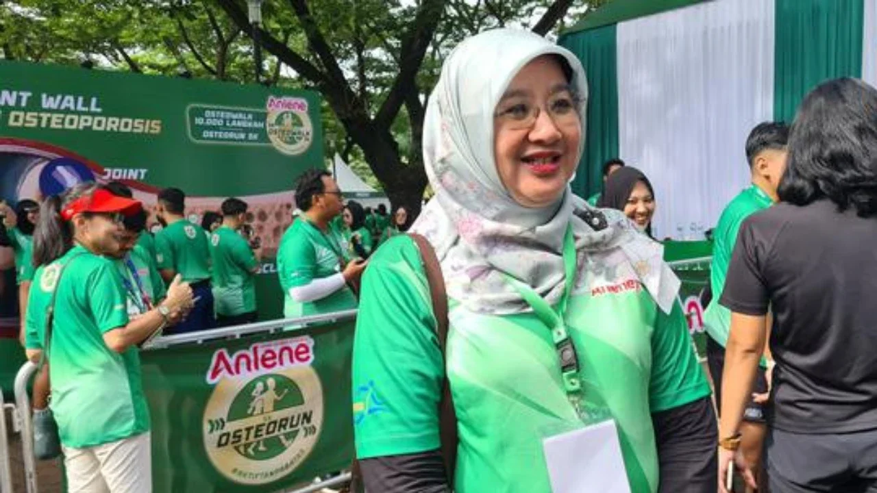 dr. Siti Nadia Tarmizi, M.Epid dalam kegiatan Anlene OsteoWalk 10.000 Langkah Jakarta 2025, Jakarta Pusat, Minggu (16/11/2025).