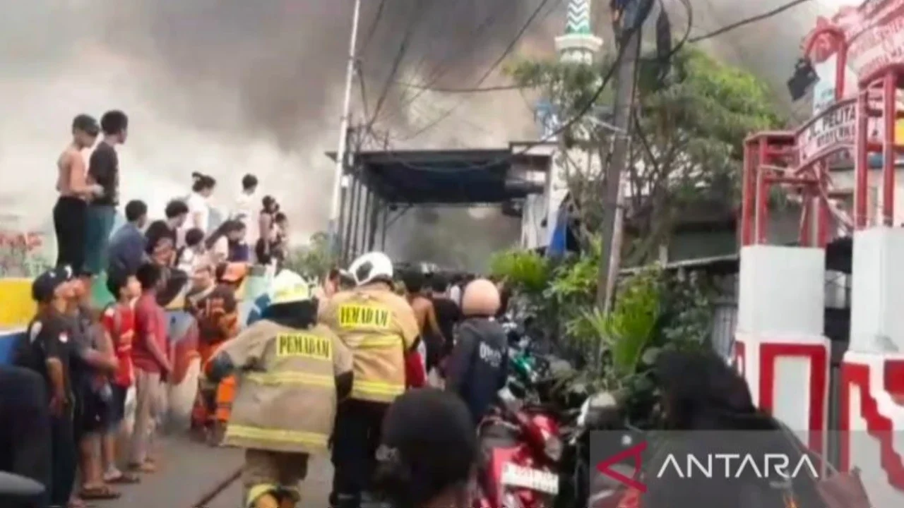 Sebanyak 50 rumah di Palmerah Jakarta Barat ludes dilalap api akibat dugaan korsleting listrik, mengakibatkan kerugian miliaran rupiah dan ratusan warga mengungsi.